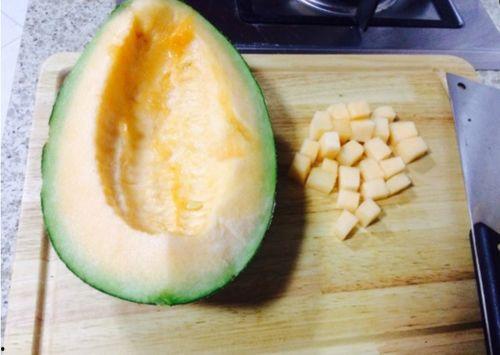 老人吃哈密瓜网图,哈密瓜成为老人餐桌上的甜蜜新宠